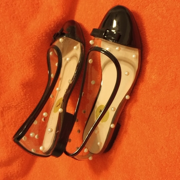 Black, clearly, with pearls over and around the shoes - Picture 2 of 5